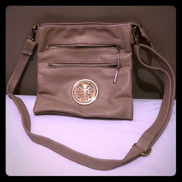 Handbags - 🛑4/$5! Tan crossbody purse, metal decal